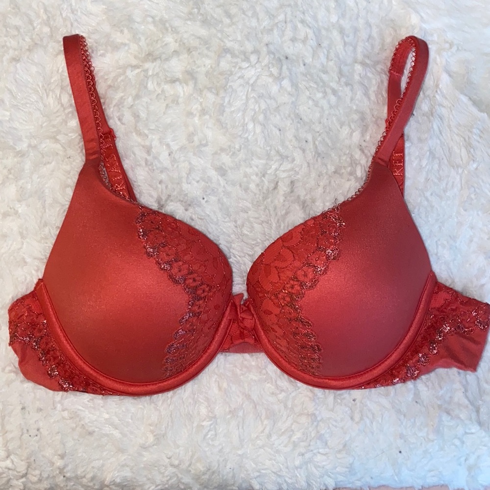 Victoria’s Secret, 34B